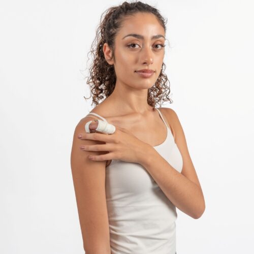 Ferula dito indossata su indice sinistro. Inquadrata la modella a mezzo busto.