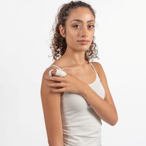 Ferula dito indossata su indice sinistro. Inquadrata la modella a mezzo busto.