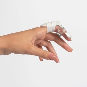 L'immagine mostra il lato della mano sinistra con la ferula indossata sull'indice.