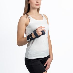 Ragazza indossa immobilizzatore 4° e 5° dito e bianco sul braccio destro.