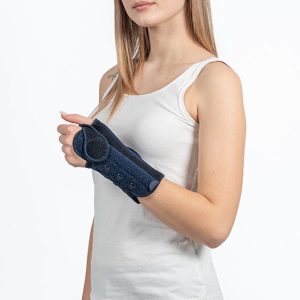 Ragazza indossa una polsiera steccata universale, senza la copertura del dito.